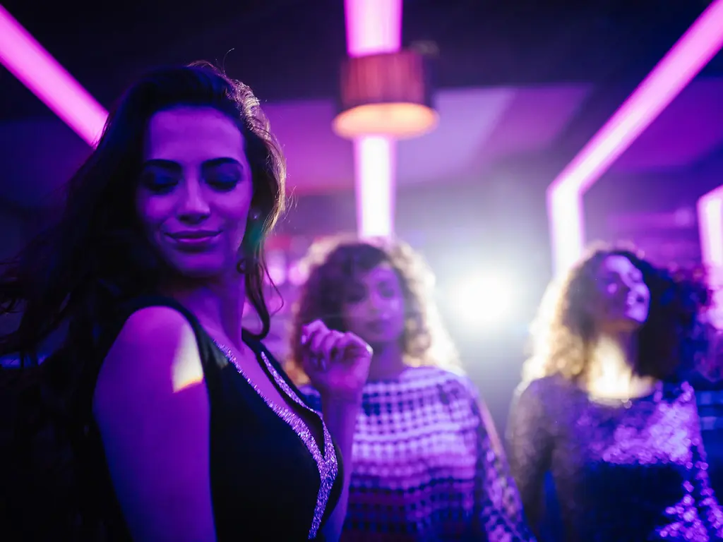 Can a girl go clubbing by herself?