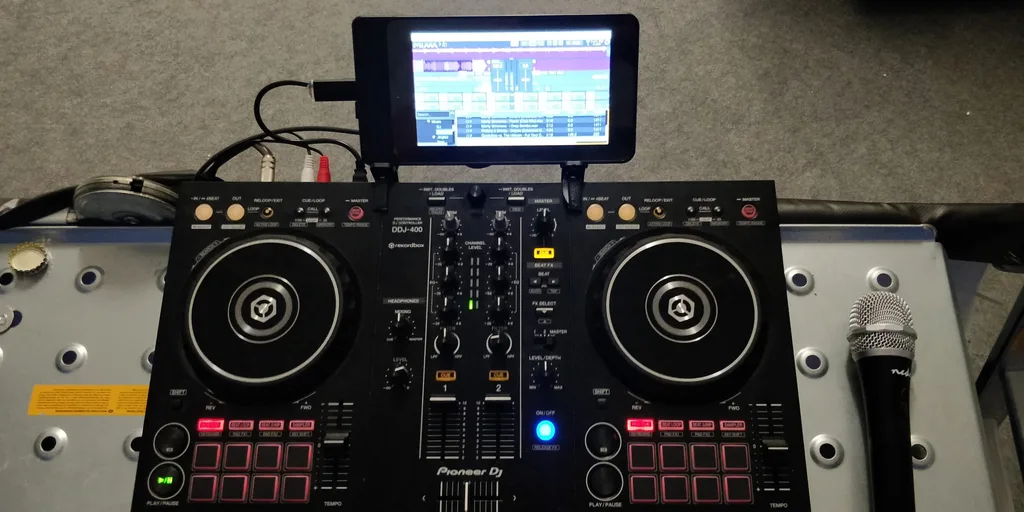 Can you use a mic with a DDJ-400?