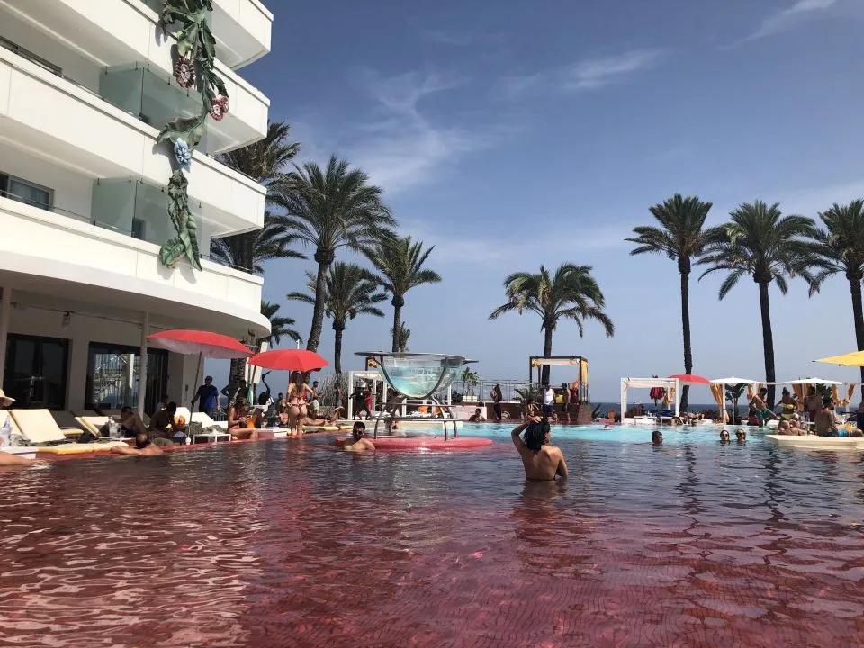 Can you go in the pool at Ushuaïa?