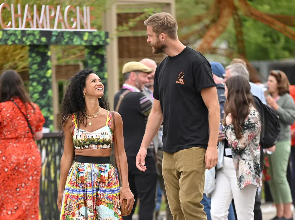 Do Calvin Harris and Vick Hope live together?