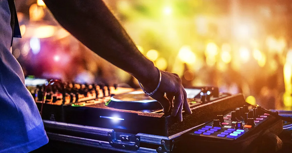 Do DJs mix live at festivals?
