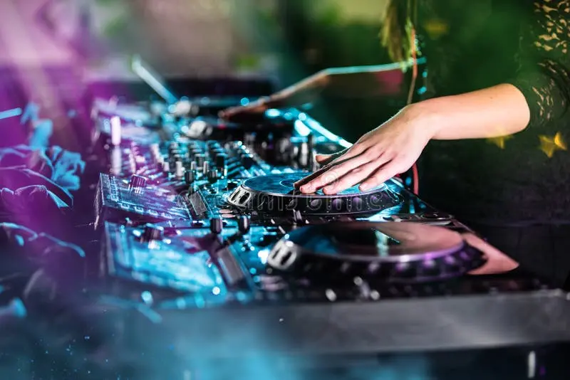 Do DJs mix on stage?
