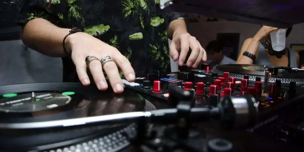 Do DJs still use turntables?