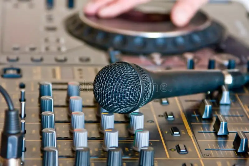 Do DJs use microphones?