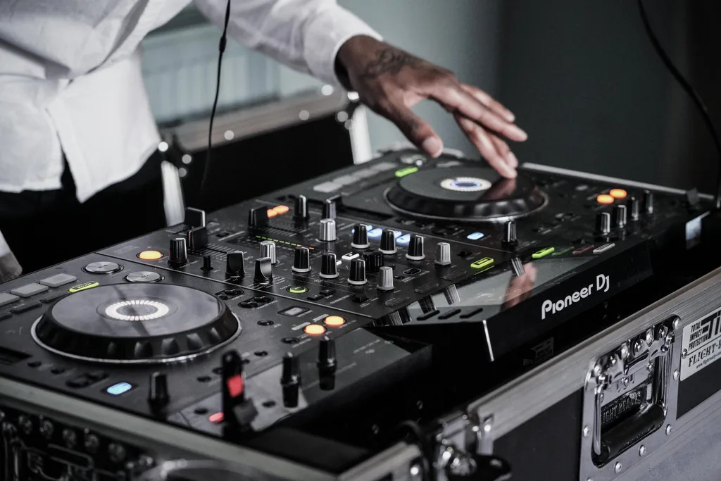 Do DJs use turntables?