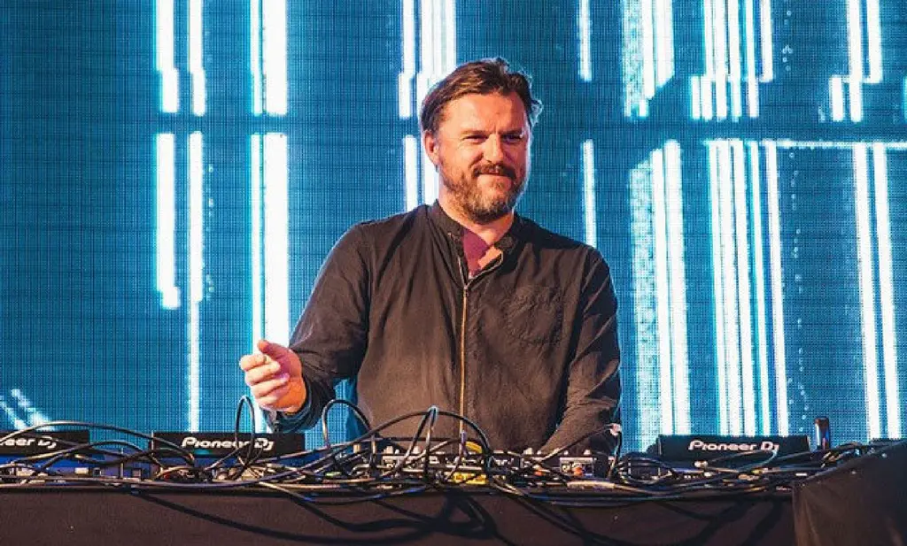 How to book DJ Solomun?