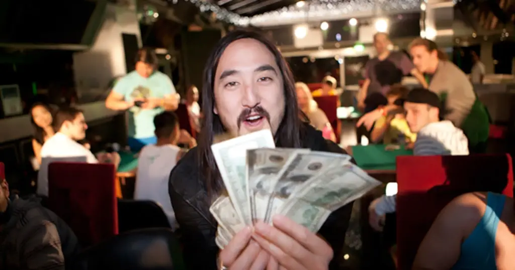 Does Steve Aoki play poker?