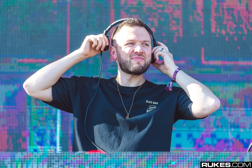 What nationality is Chris Lake?