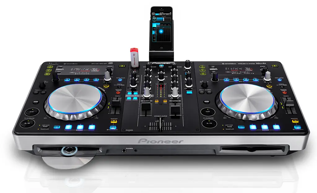 How do I connect my Pioneer XDJ R1 to my laptop?
