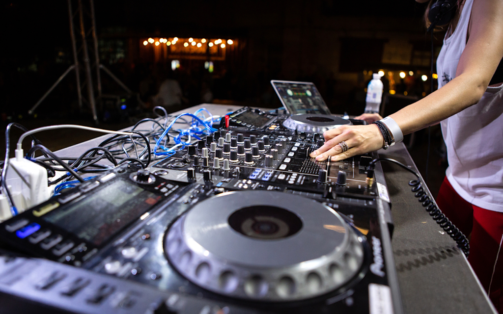 How do DJ's remix songs legally?