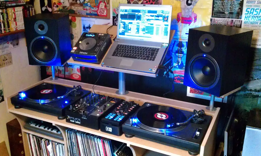 Do DJs need a monitor?