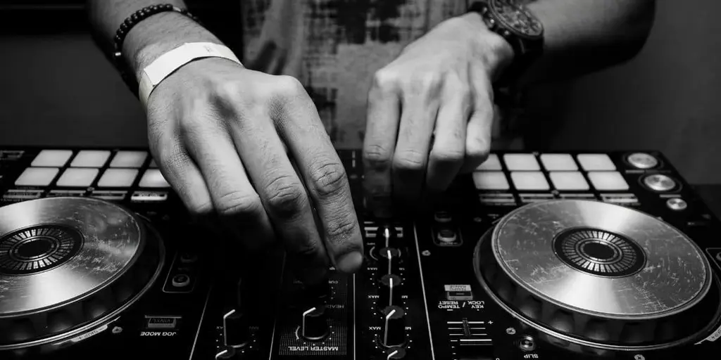 Can DJs make a living?