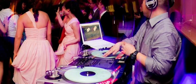 what-should-a-dj-have-for-a-wedding