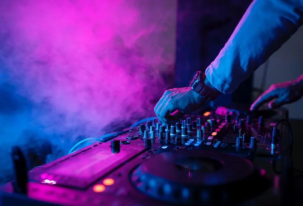 How loud is nightclub music?