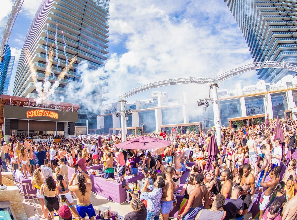 How many people does the Marquee Dayclub in Las Vegas hold?