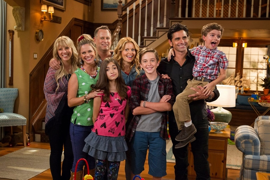 How many people live in the house in Fuller House?