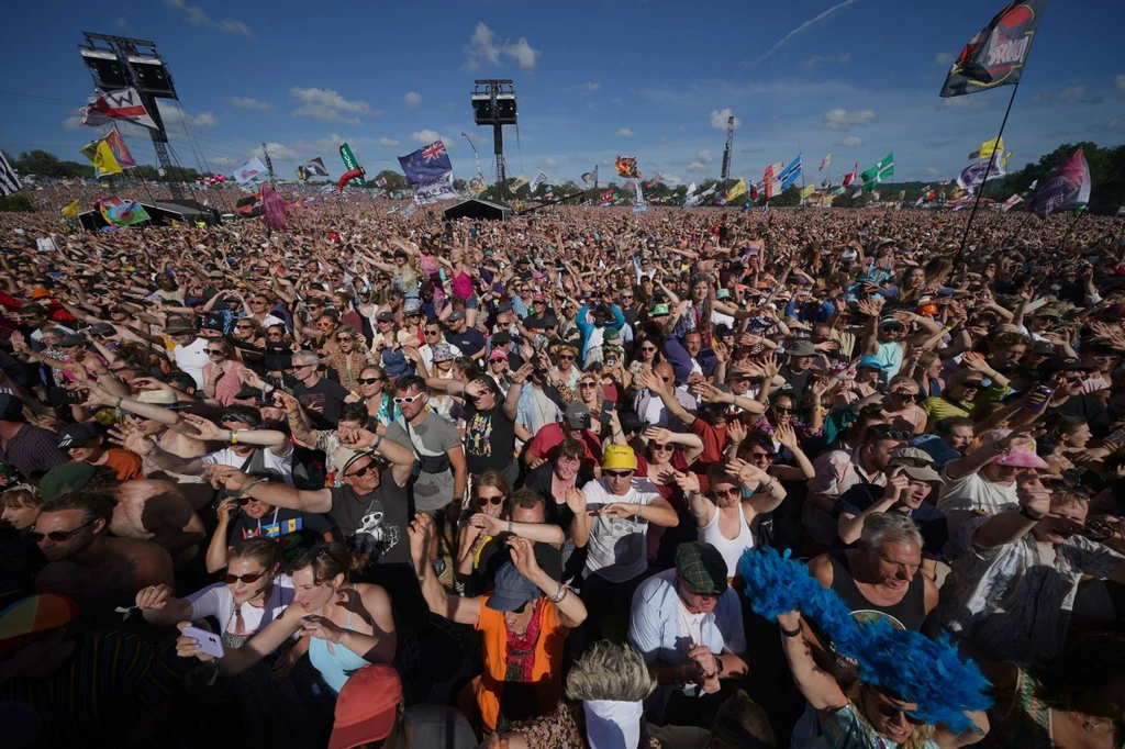 How many people attend Glastonbury 2023?