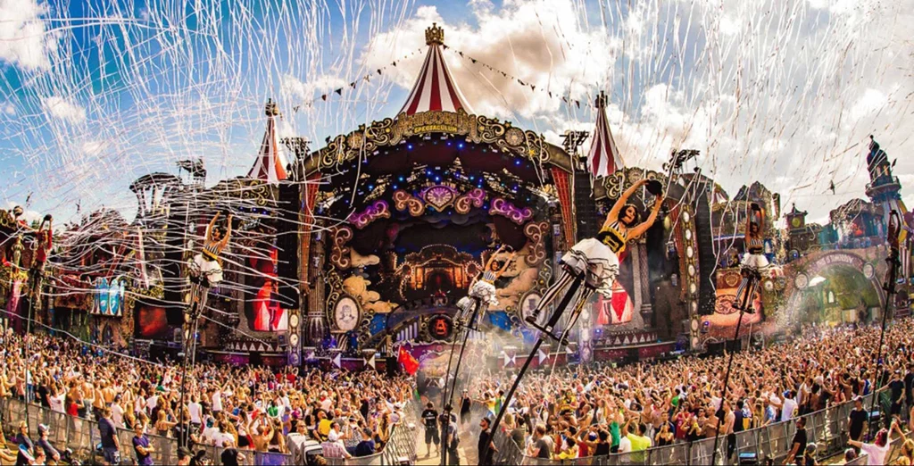 How many people go to Tomorrowland a day?