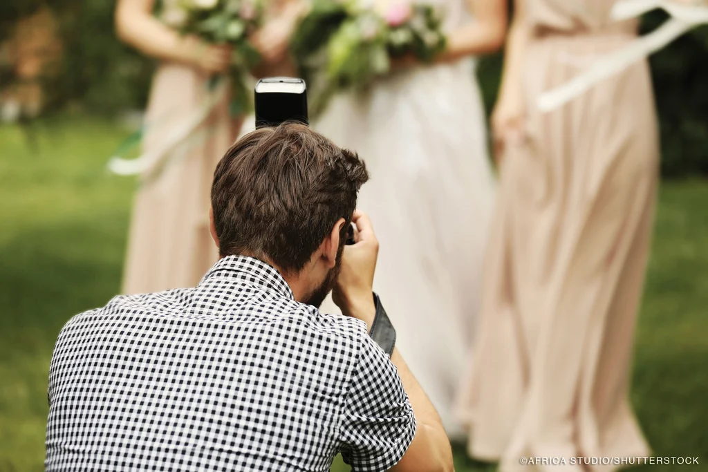Are you supposed to tip a DJ or photographer at a wedding?