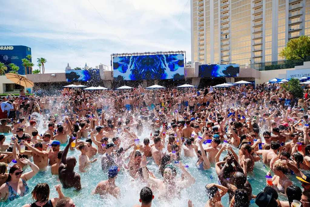 How much does it cost to go to the Wet Republic?