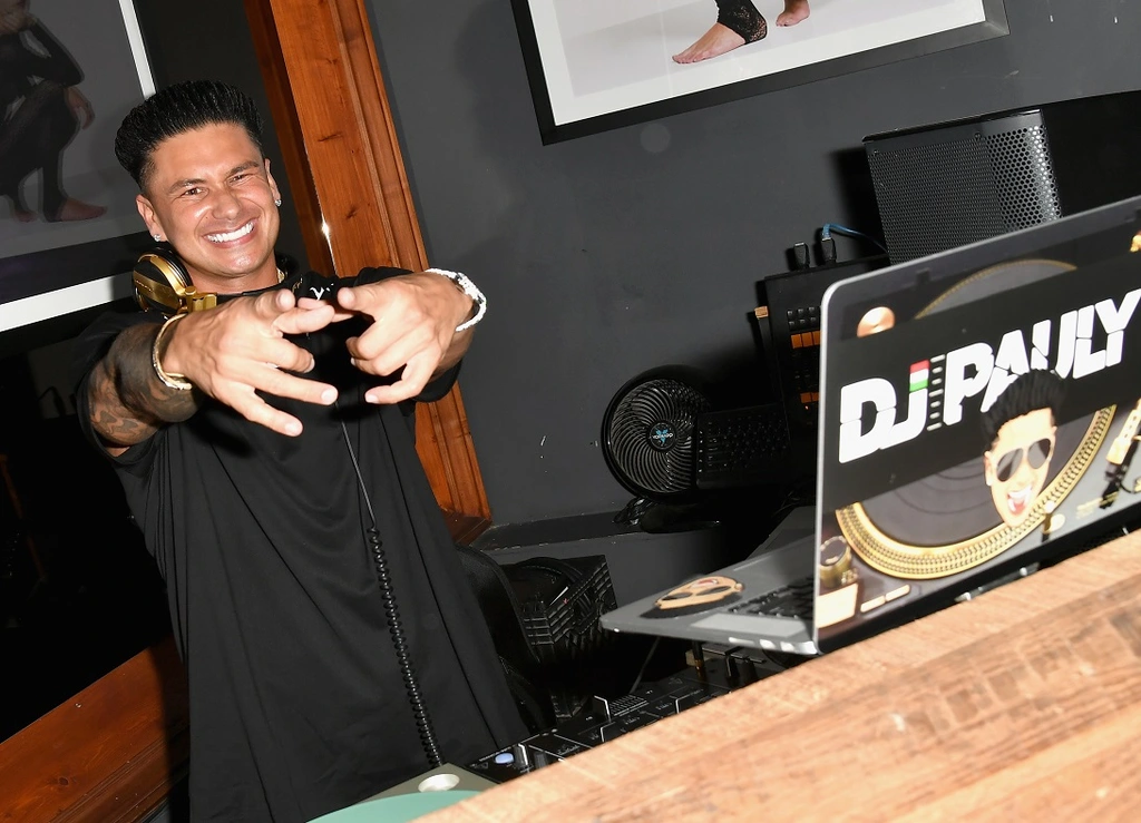 How much does Pauly D make per DJ session?