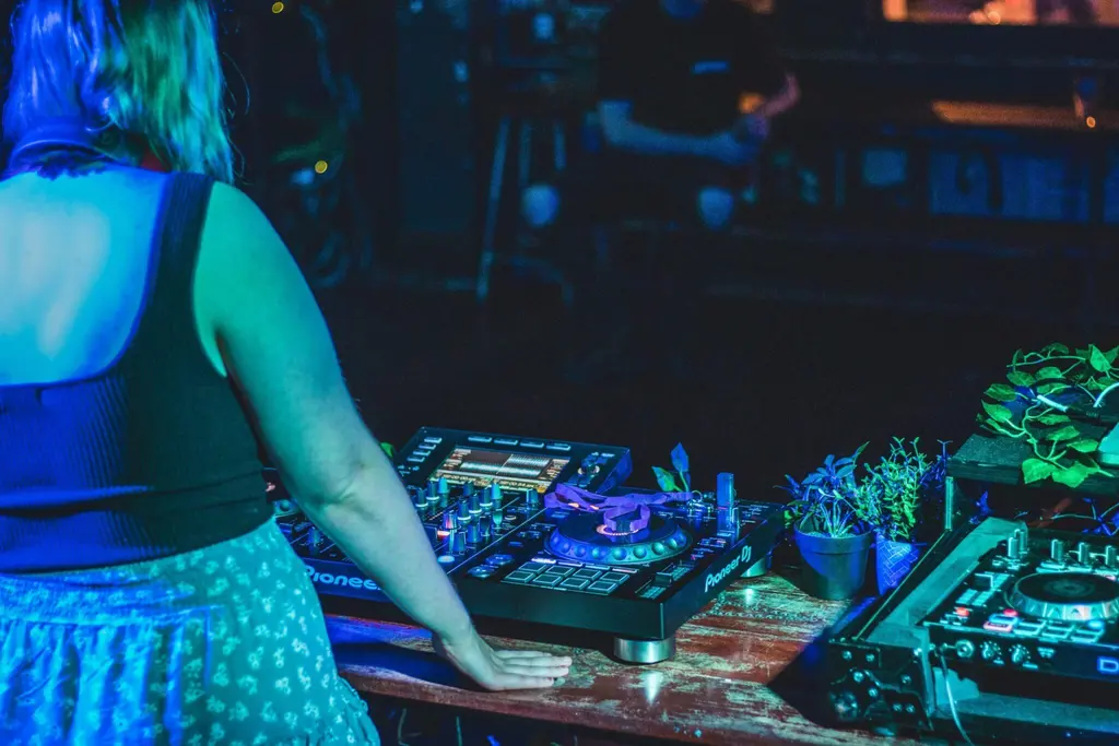 How much do local DJs make per gig?