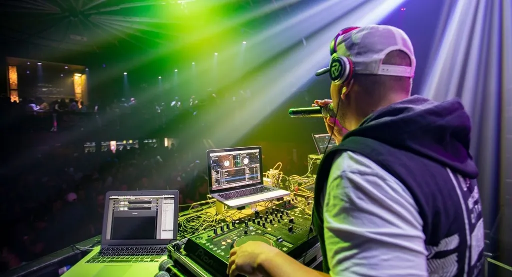 How much do DJs charge per hour in Toronto?