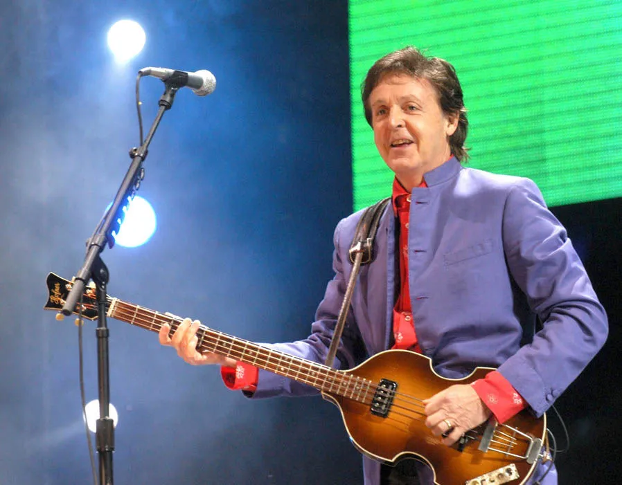 Who did paul McCartney sing with at Glastonbury?