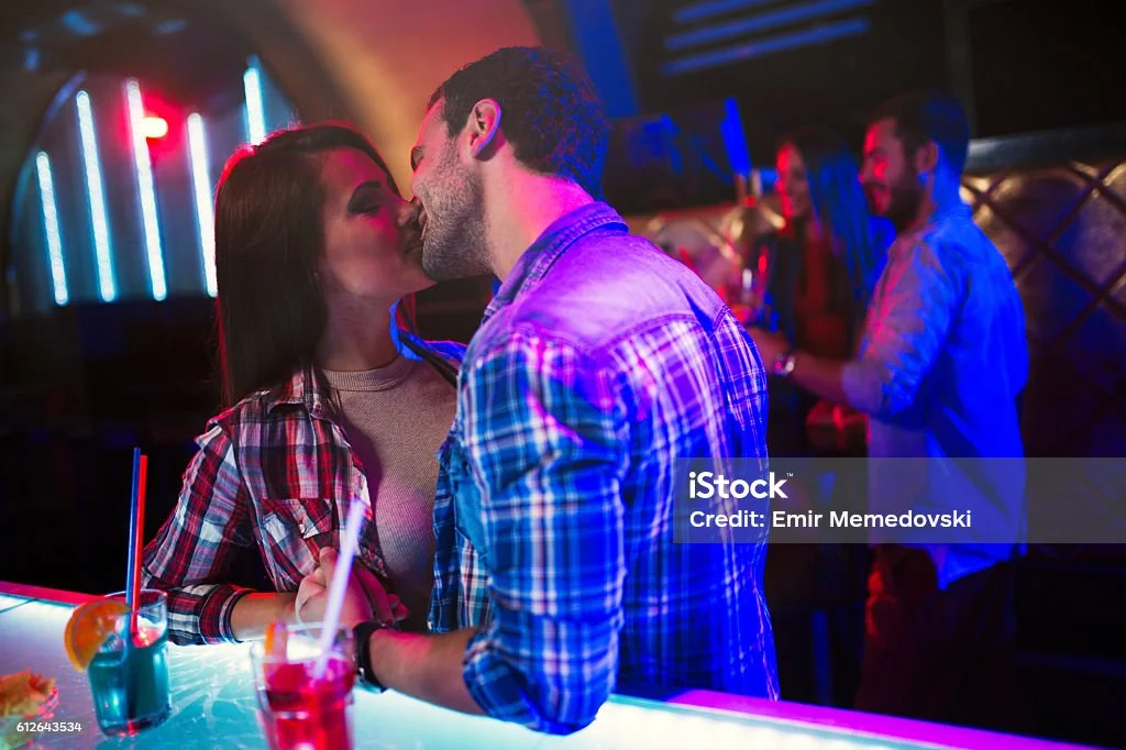 How to kiss a girl in a nightclub?