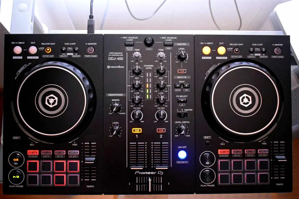 Can DDJ 400 be used with phone?