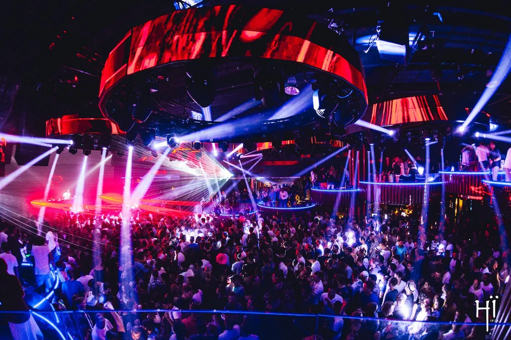 What is the difference between Hï Ibiza Theatre and club room?