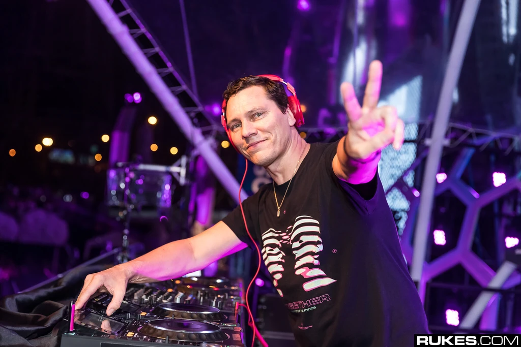 Does Tiësto make his own music?