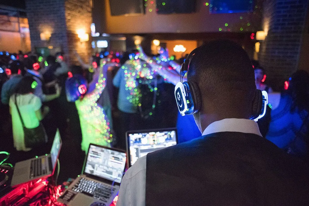 What are the pros of a silent disco?