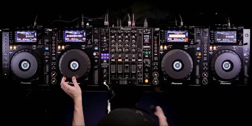 Do DJs use all 4 decks?