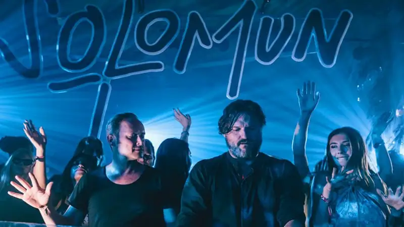 What equipment does Solomun use?