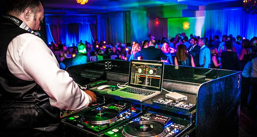 What is the difference between a mobile DJ and a club DJ?