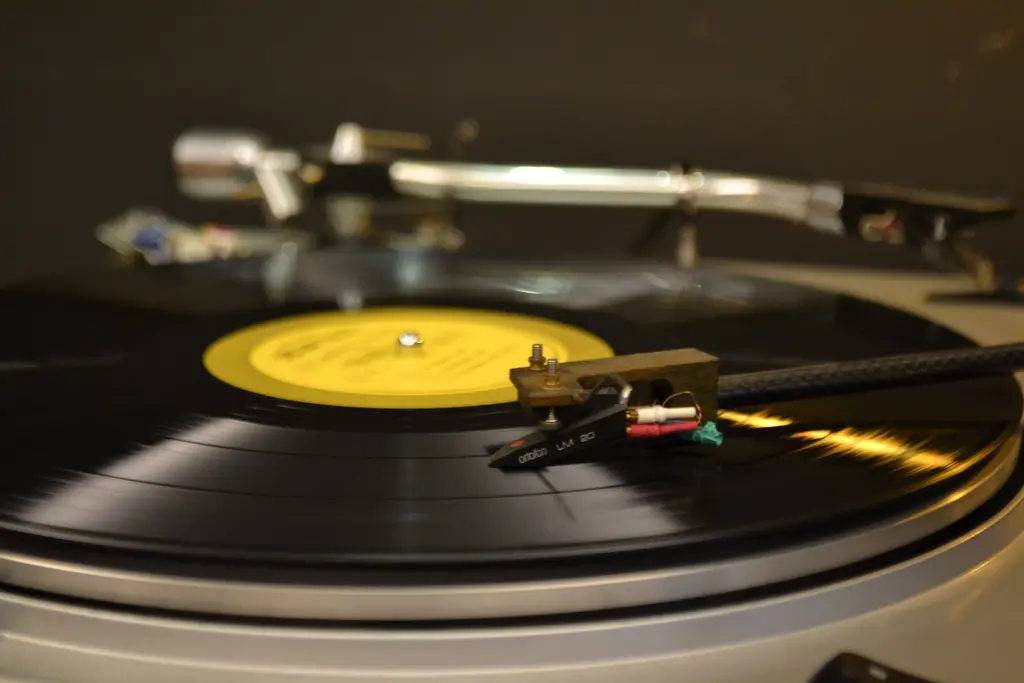 Put Down the Vinyls. CDs Are Making a Comeback After 17 Years - CNET