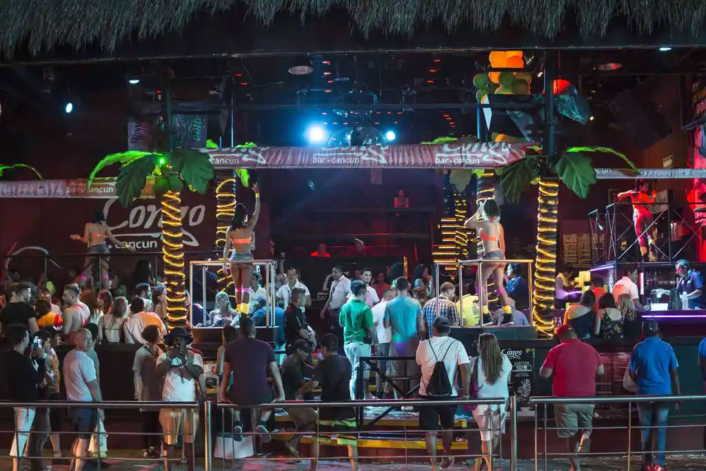 What is the club age in Cancun?