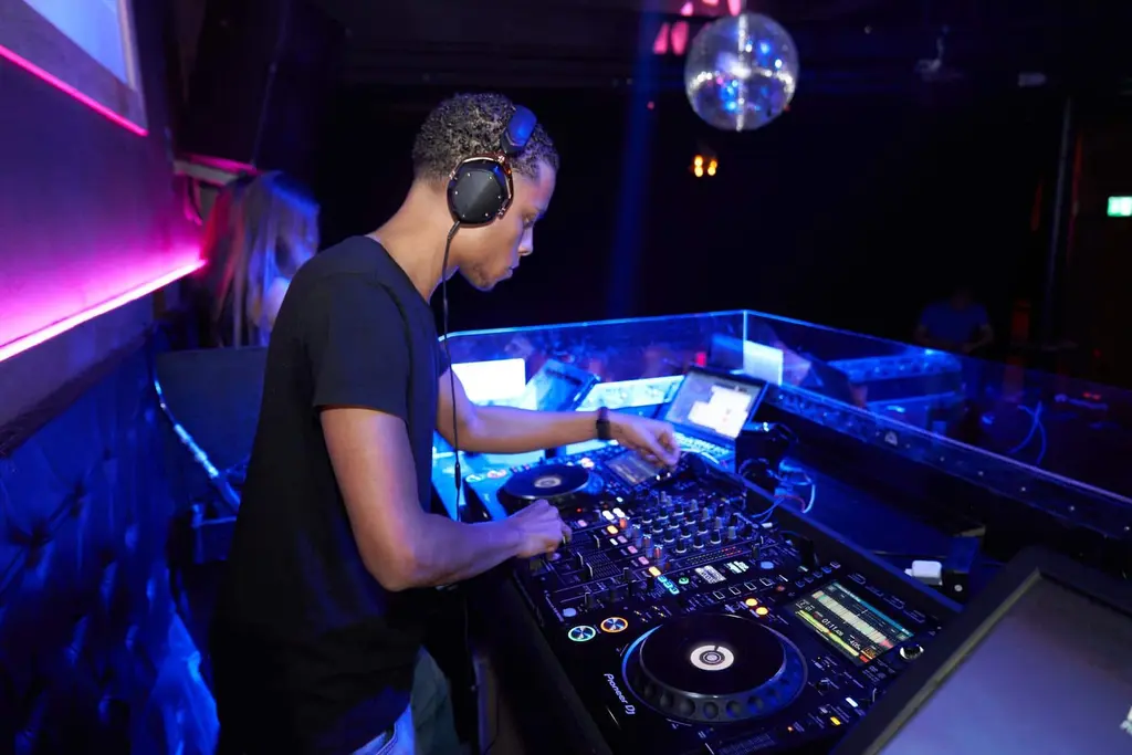 What does club set mean DJ?