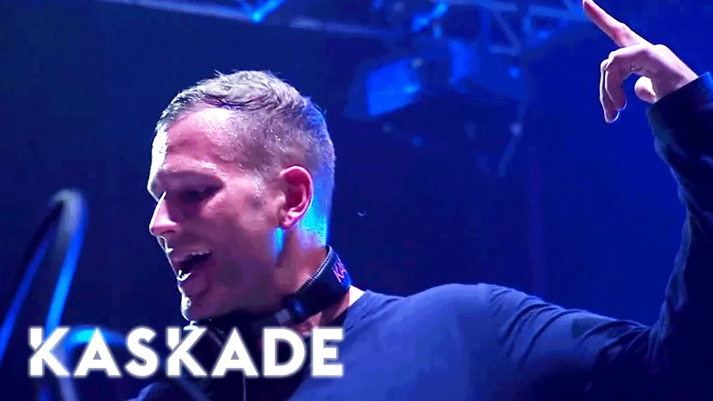 Who sings with Kaskade?