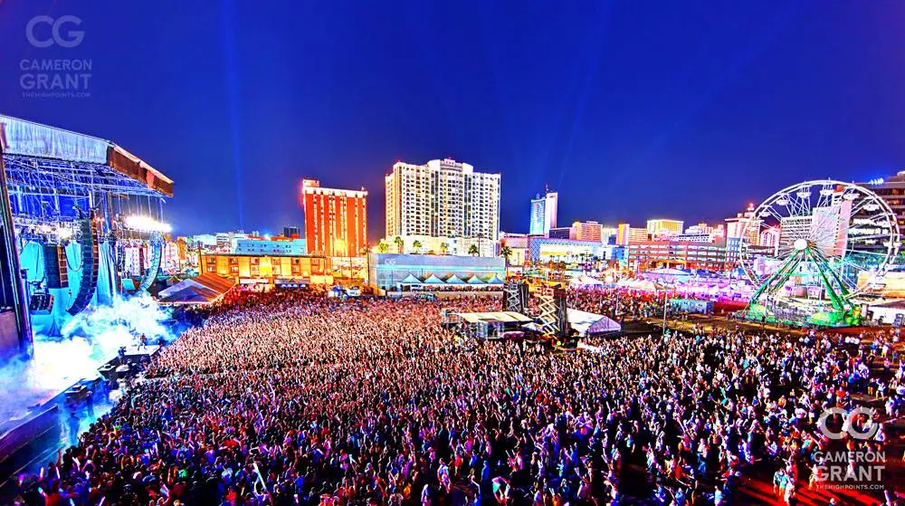 Who is playing friday night at the iHeart music festival 2023?