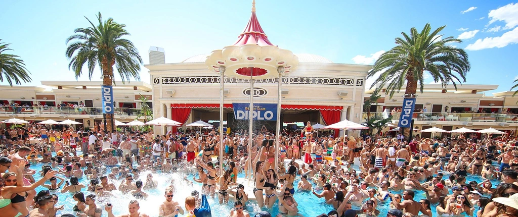 What time do DJs go on at Encore Beach Club?