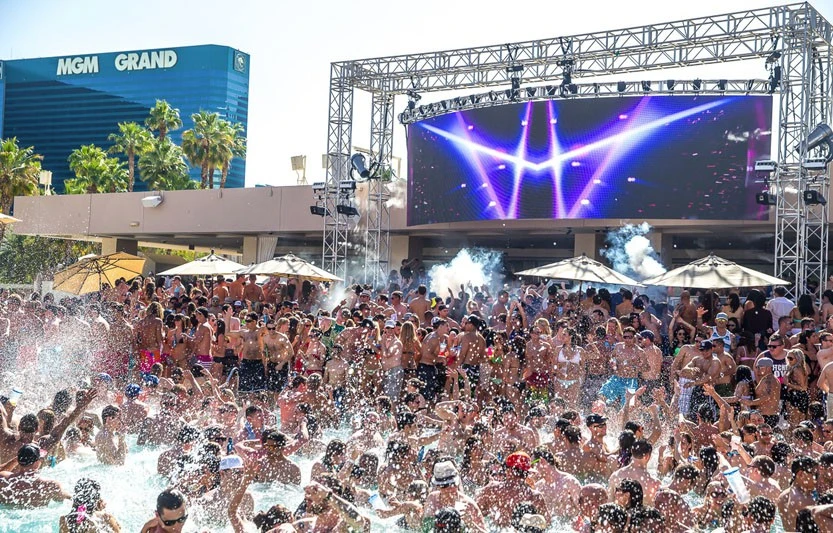 What time do djs go on at wet republic?