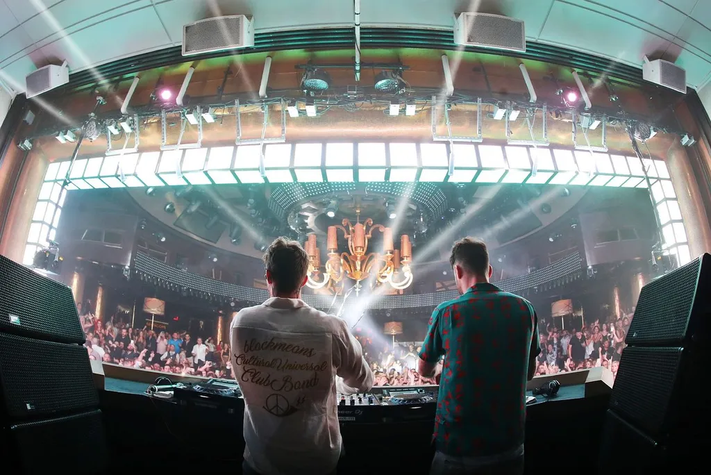 What time do Chainsmokers go on stage XS?