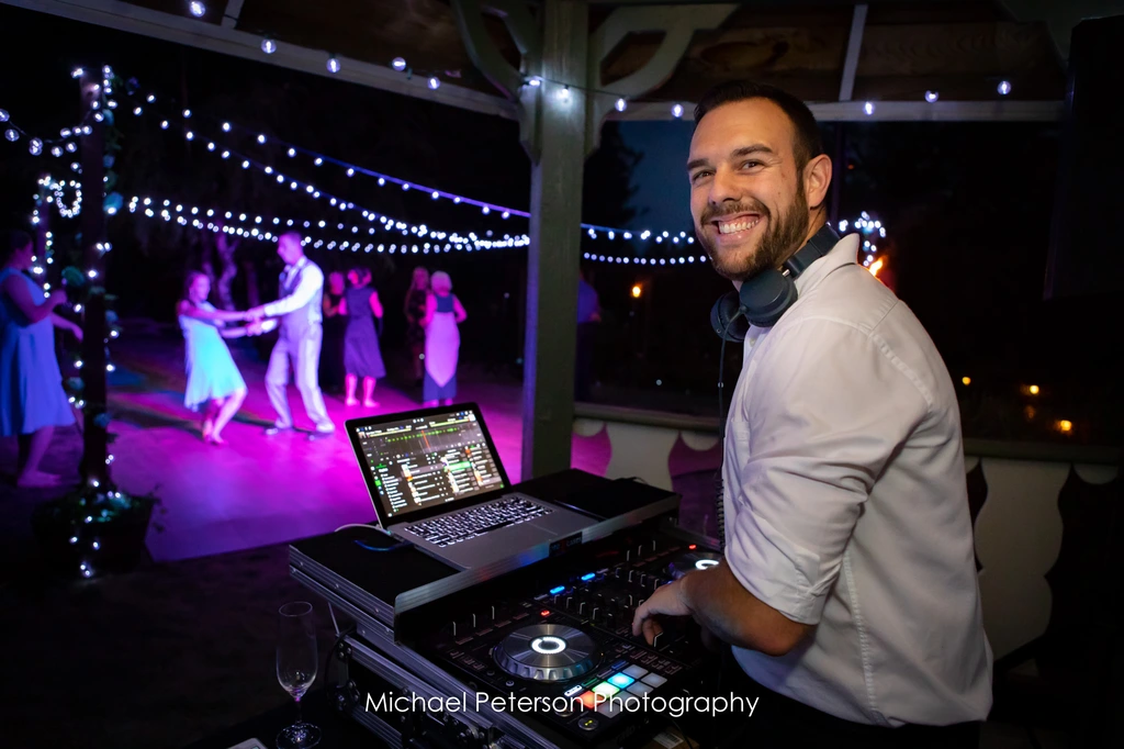How early should DJ arrive to wedding?