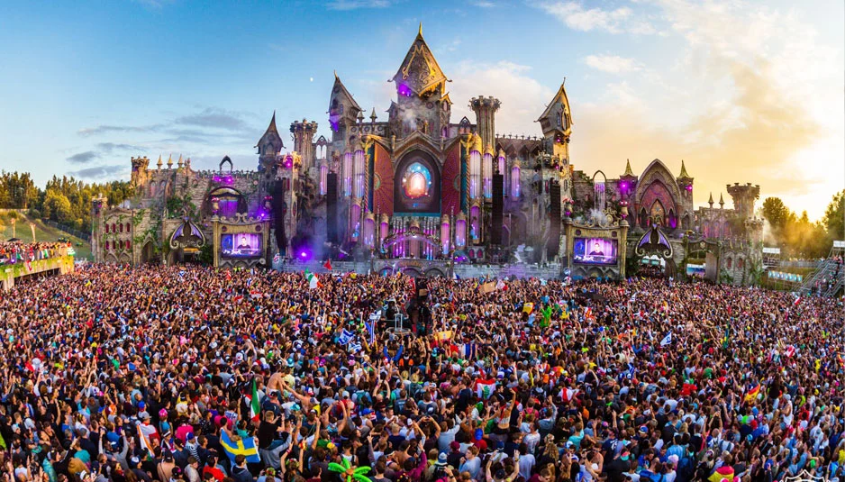 Are there pools at Tomorrowland?