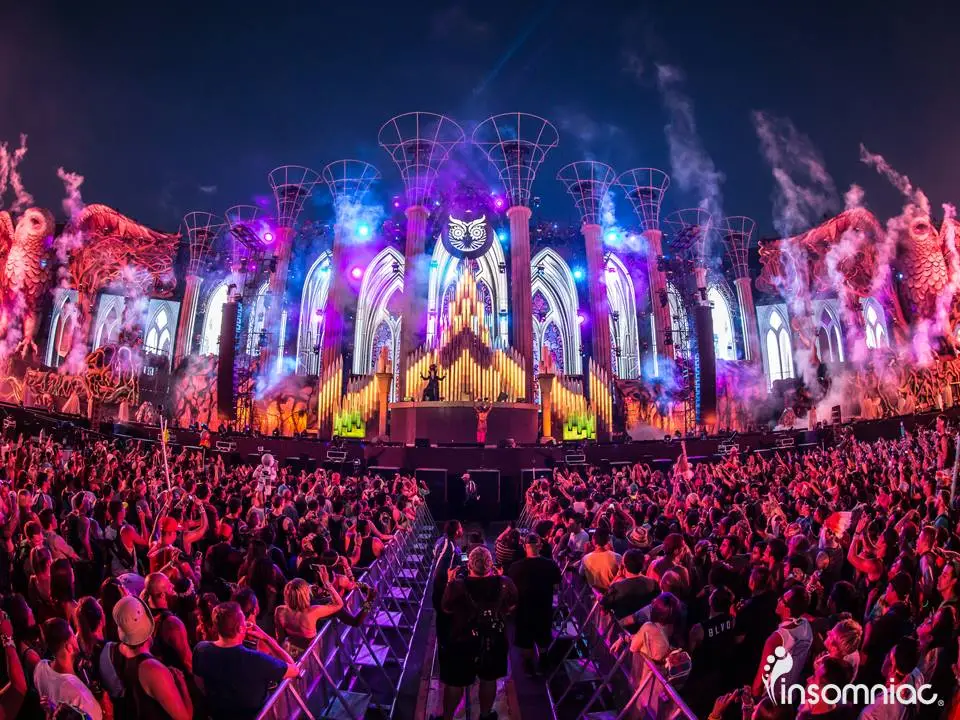 Who builds the stages for EDC?