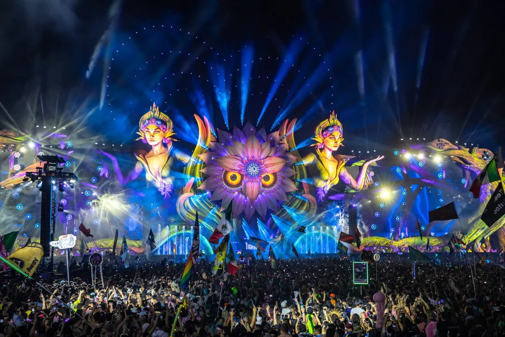 Who designs the stages for EDC?