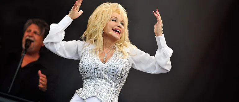 Who did Dolly Parton duet with at Glastonbury?