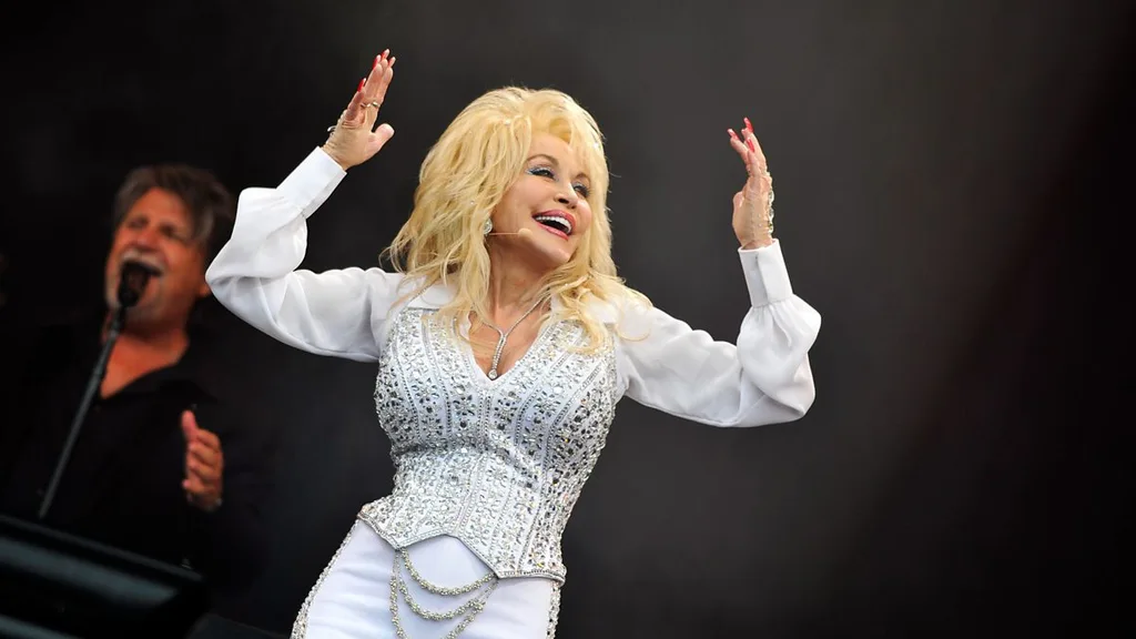 Who did Dolly Parton duet with at Glastonbury?